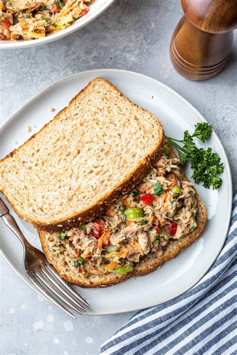 How much fat is in tuna salad on olive bread - calories, carbs, nutrition