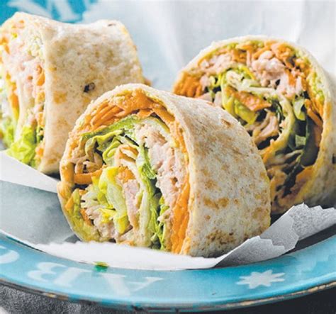How much fat is in tuna salad on roll - calories, carbs, nutrition