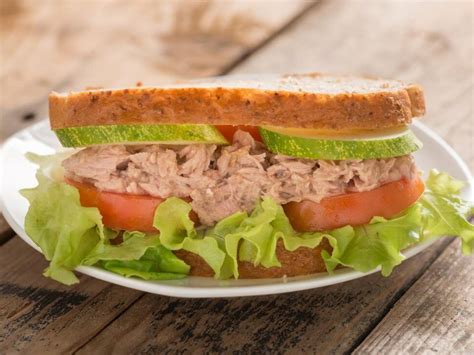 How much fat is in tuna salad sandwich no gluten - calories, carbs, nutrition