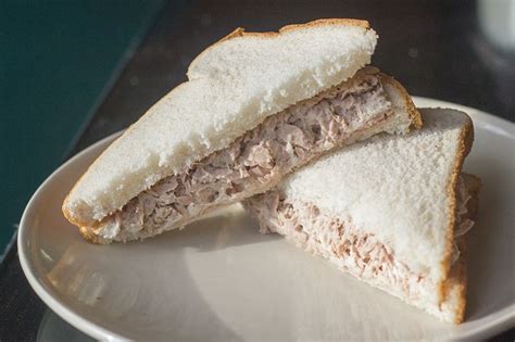 How much fat is in tuna salad sandwich on white bread - calories, carbs, nutrition