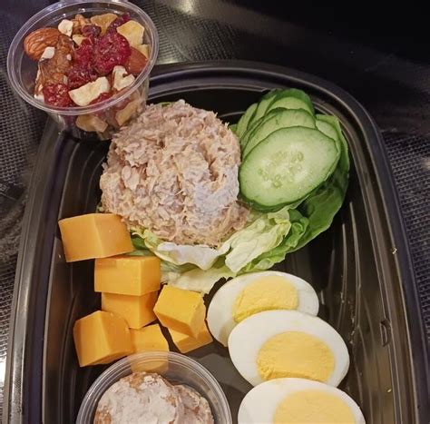 How much fat is in tuna salad snack box (76500.5) - calories, carbs, nutrition