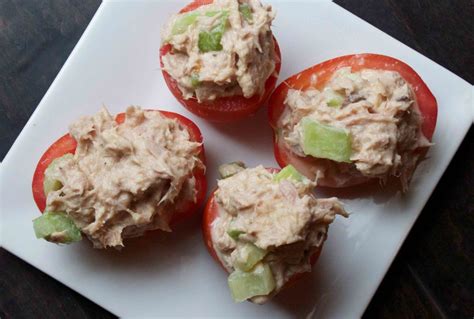 How much fat is in tuna salad stuffed tomato - calories, carbs, nutrition
