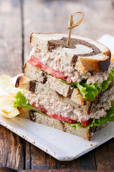 How much fat is in tuna salad super sub - calories, carbs, nutrition