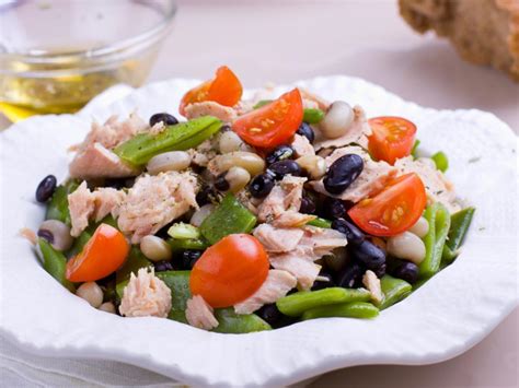 How much fat is in tuna salad with greens - calories, carbs, nutrition