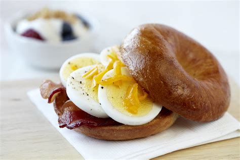 How much fat is in turkey bacon, egg and cheddar bagel - calories, carbs, nutrition