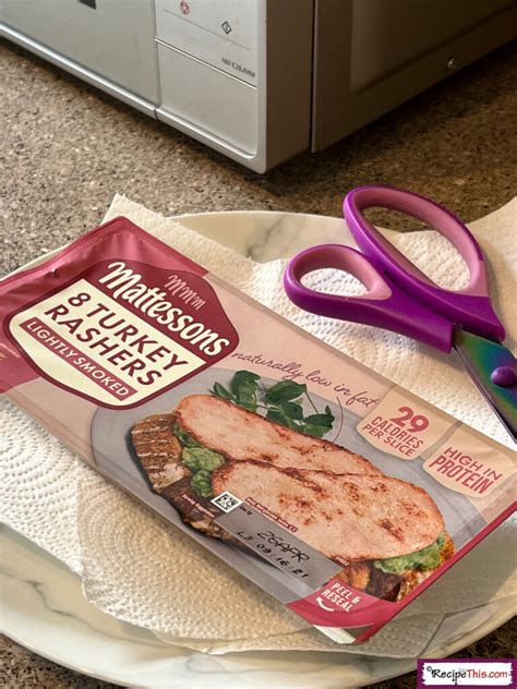 How much fat is in turkey bacon, microwaved - calories, carbs, nutrition