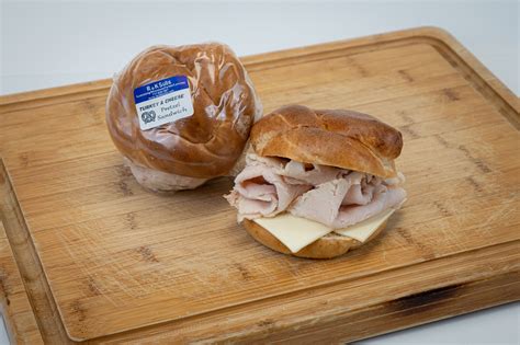 How much fat is in turkey cheese pretzel sandwich - calories, carbs, nutrition