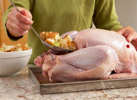 How much fat is in turkey w stuffing - calories, carbs, nutrition