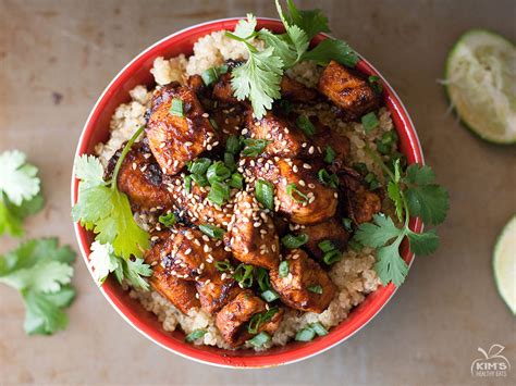 How much fat is in twelve quinoa bowl sriracha chicken - calories, carbs, nutrition