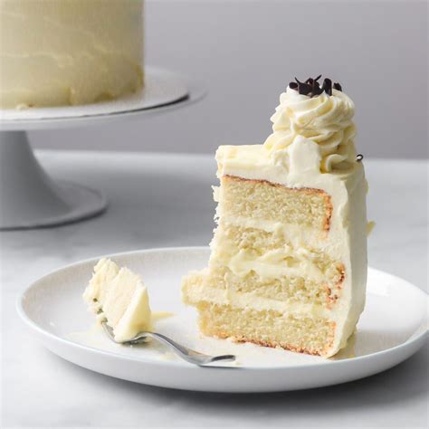 How much fat is in vanilla custard cake - calories, carbs, nutrition