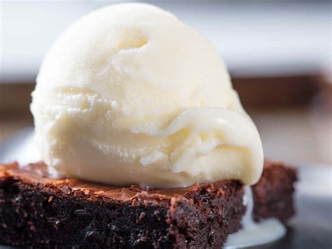 How much fat is in vanilla ice milk - calories, carbs, nutrition