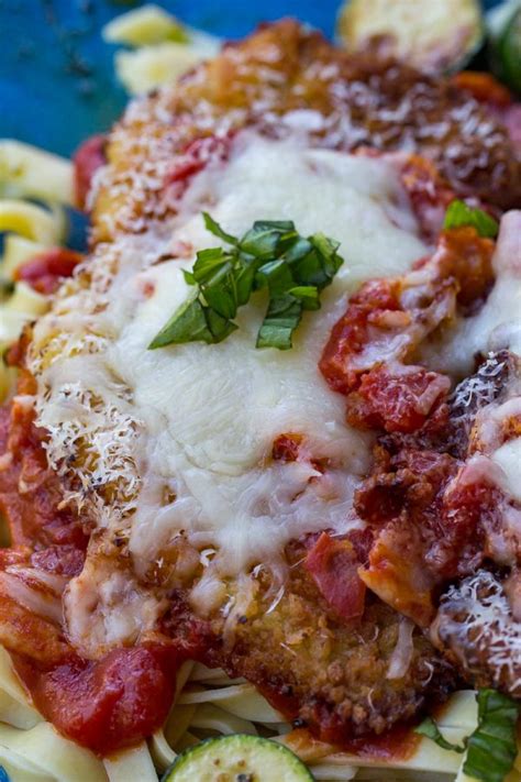 How much fat is in veal parmesan with garlic bread and vegetable - calories, carbs, nutrition