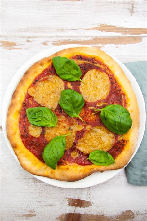 How much fat is in vegan cheese pizza - calories, carbs, nutrition