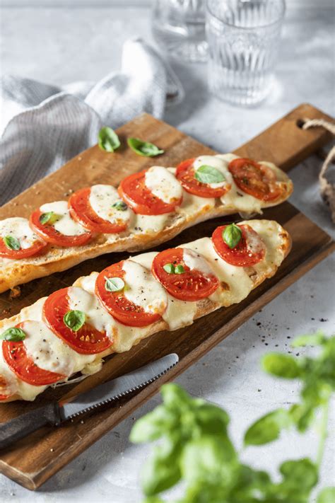 How much fat is in vegetable and mozzarella baguette (16340.1) - calories, carbs, nutrition