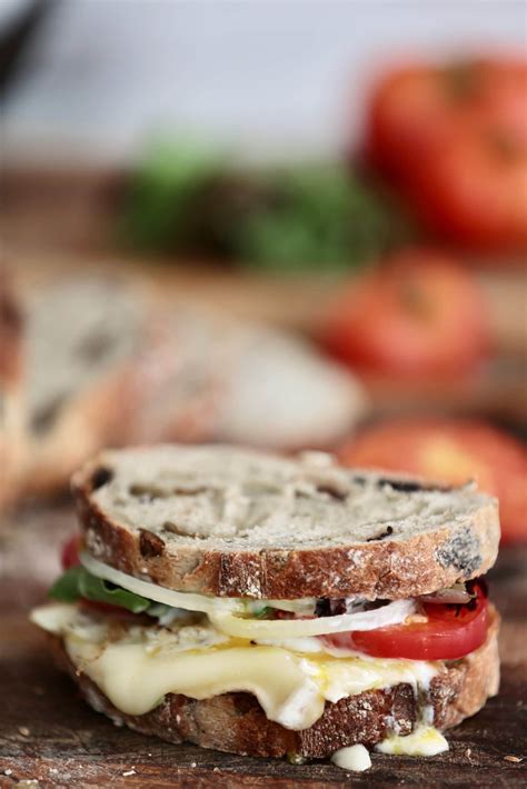 How much fat is in veggie artisan breakfast sandwich - calories, carbs, nutrition