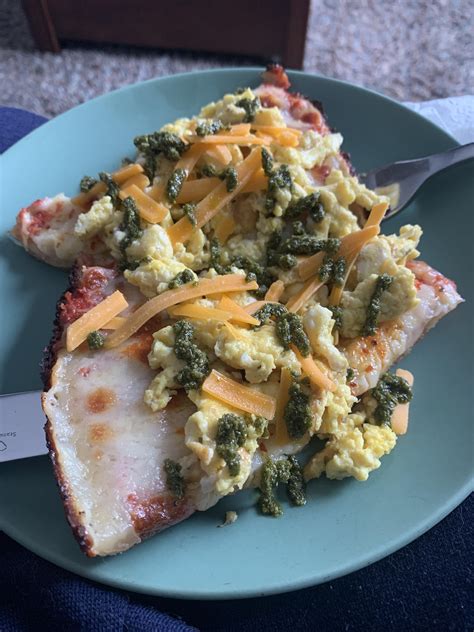 How much fat is in veggie egg and cheddar pizza - calories, carbs, nutrition