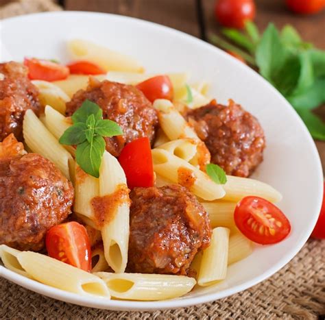 How much fat is in veggie meatballs in tomato sauce with penne pasta and vine tomato salad - calories, carbs, nutrition