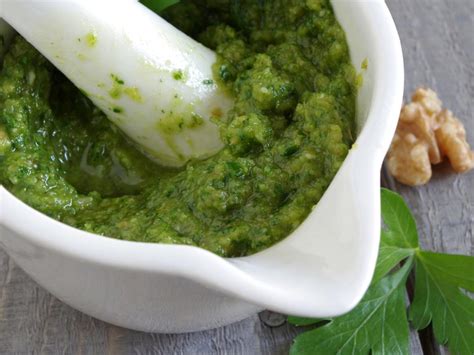 How much fat is in walnut pesto - calories, carbs, nutrition