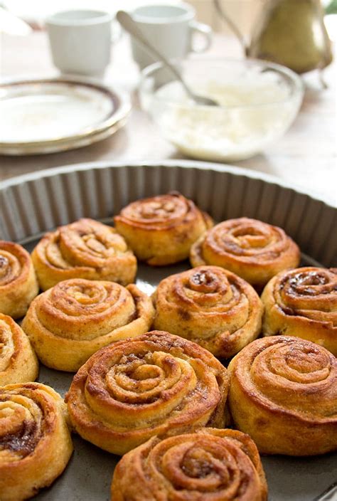 How much fat is in walnut tea cinnamon rolls - calories, carbs, nutrition