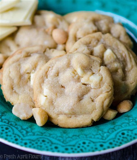 How much fat is in white chocolate chunk cookies - calories, carbs, nutrition