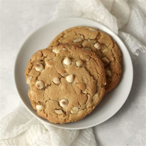 How much fat is in white chocolate macadamia cookie - small - calories, carbs, nutrition