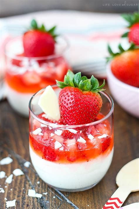 How much fat is in white chocolate mousse cup with strawberries and chocolate - calories, carbs, nutrition