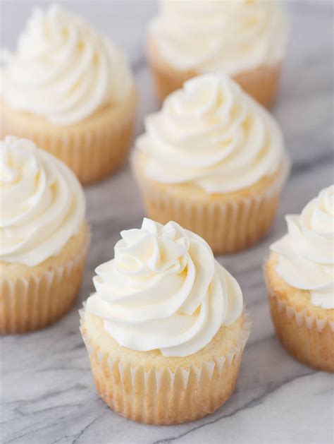 How much fat is in white cupcakes - calories, carbs, nutrition