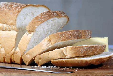 How much fat is in white enriched bread - calories, carbs, nutrition