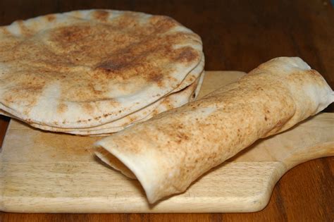 How much fat is in white pita bread - calories, carbs, nutrition