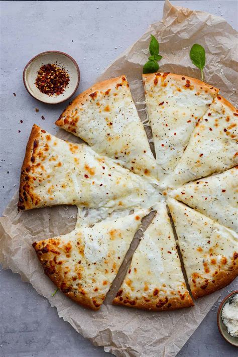 How much fat is in white pizza - calories, carbs, nutrition