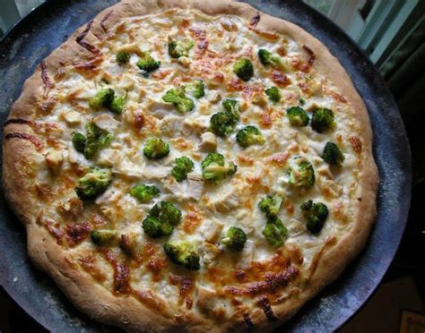 How much fat is in white pizza with chicken broccoli - calories, carbs, nutrition