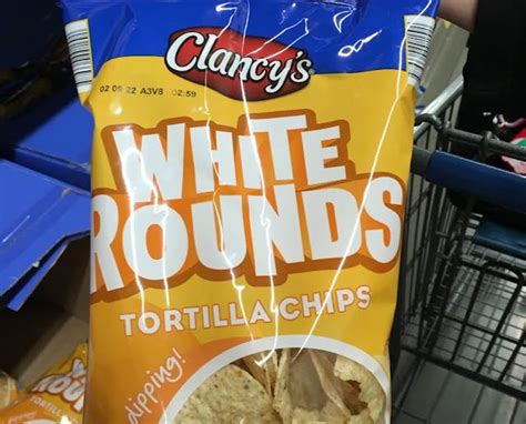 How much fat is in white rounds tortilla chips - calories, carbs, nutrition