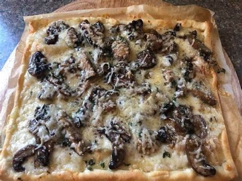 How much fat is in wild mushroom flatbread - calories, carbs, nutrition