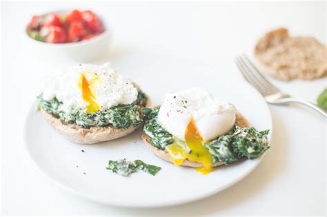 How much fat is in wilted spinach, poached eggs and a creamy hollandaise sauce on toasted muffins - calories, carbs, nutrition