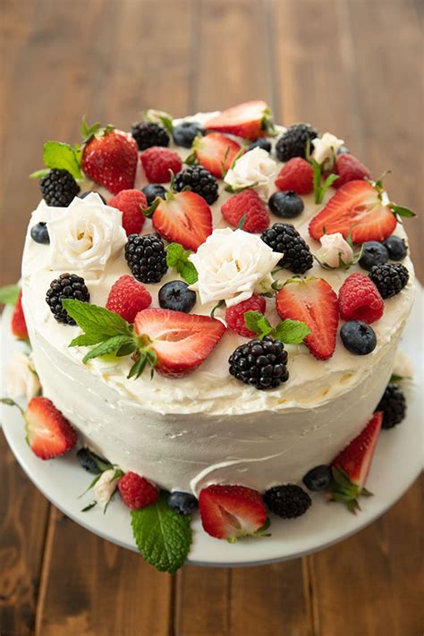How much fat is in yellow cake with berries - calories, carbs, nutrition