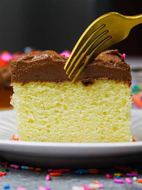 How much fat is in yellow sheet cake - calories, carbs, nutrition