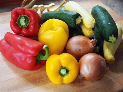 How much fat is in yellow squash, red pepper & peas saute - calories, carbs, nutrition