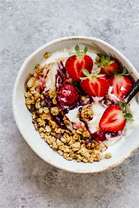 How much fat is in yogurt granola - calories, carbs, nutrition