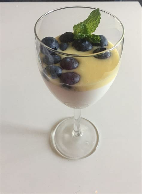 How much fat is in yogurt parfait 5 oz blueberry patch vanilla low fat - calories, carbs, nutrition