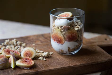 How much fat is in yogurt parfait 9 oz fig & pecan greek plain non fat - calories, carbs, nutrition