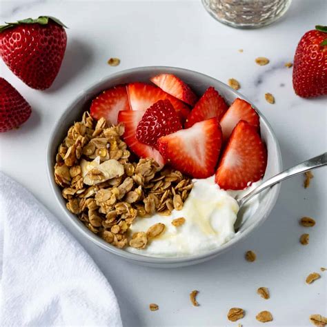 How much fat is in yogurt with granola - calories, carbs, nutrition
