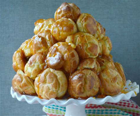 What are some variations of Croquembouche?