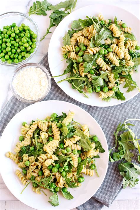 What are some ways to incorporate peas into pasta dishes?