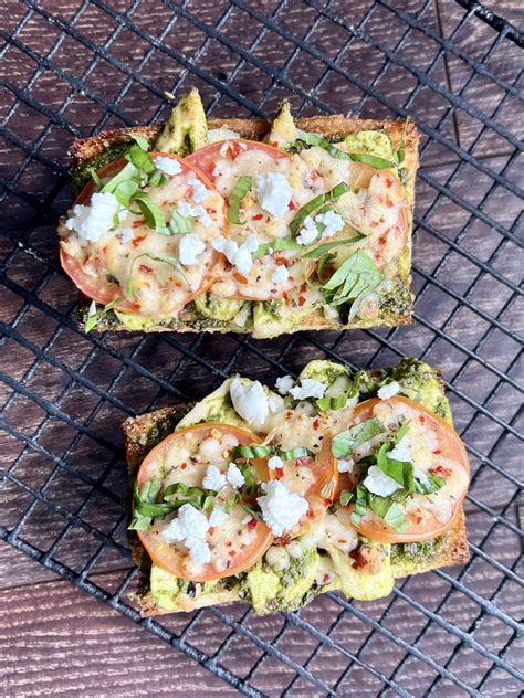 Alfredo, Pesto & Chicken Baguette Pizza - calories, carbs, nutrition