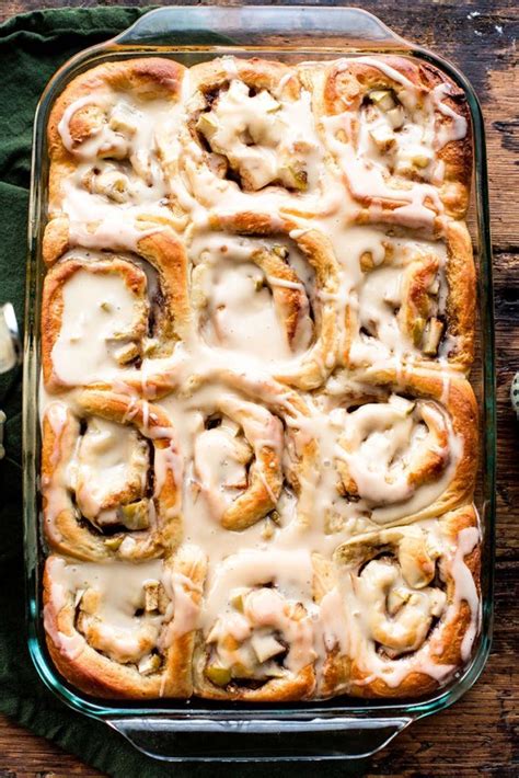 Apple Cinnamon Roll, with Frosting - calories, carbs, nutrition