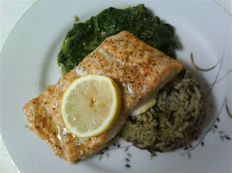 Apple Horseradish Salmon with Cran Shallot Rice and Sauteed Spinach - calories, carbs, nutrition