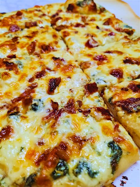 Bacon Spinach Alfredo Pizza - calories, carbs, nutrition