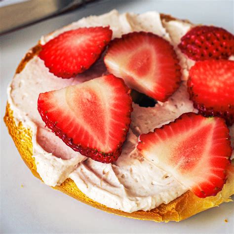 Bagel & Cream Cheese - Spread To-Go Strawberry - calories, carbs, nutrition