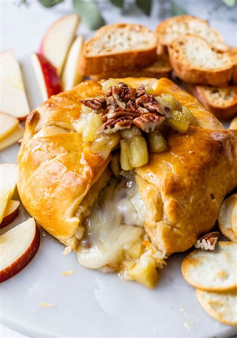 Baked Brie En Croute - calories, carbs, nutrition