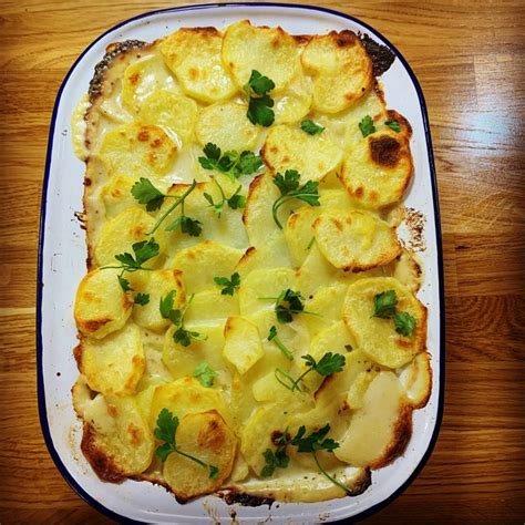 Baked Potatoes & Leeks in a Crisp Pastry Shell served with Steamed Peas & Carrots - calories, carbs, nutrition